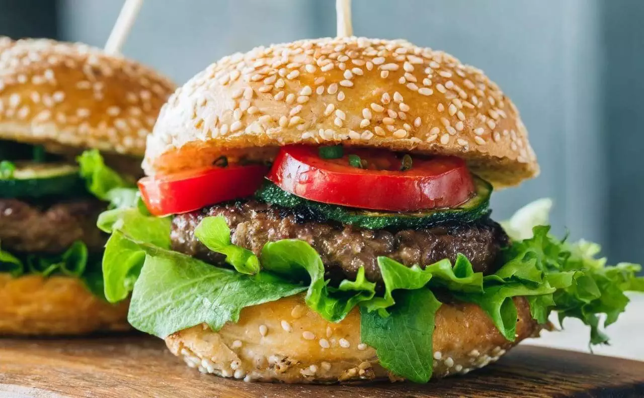 Unlocking the Flavor: The Art of Crafting Wagyu Burgers - Easy Cooking ...